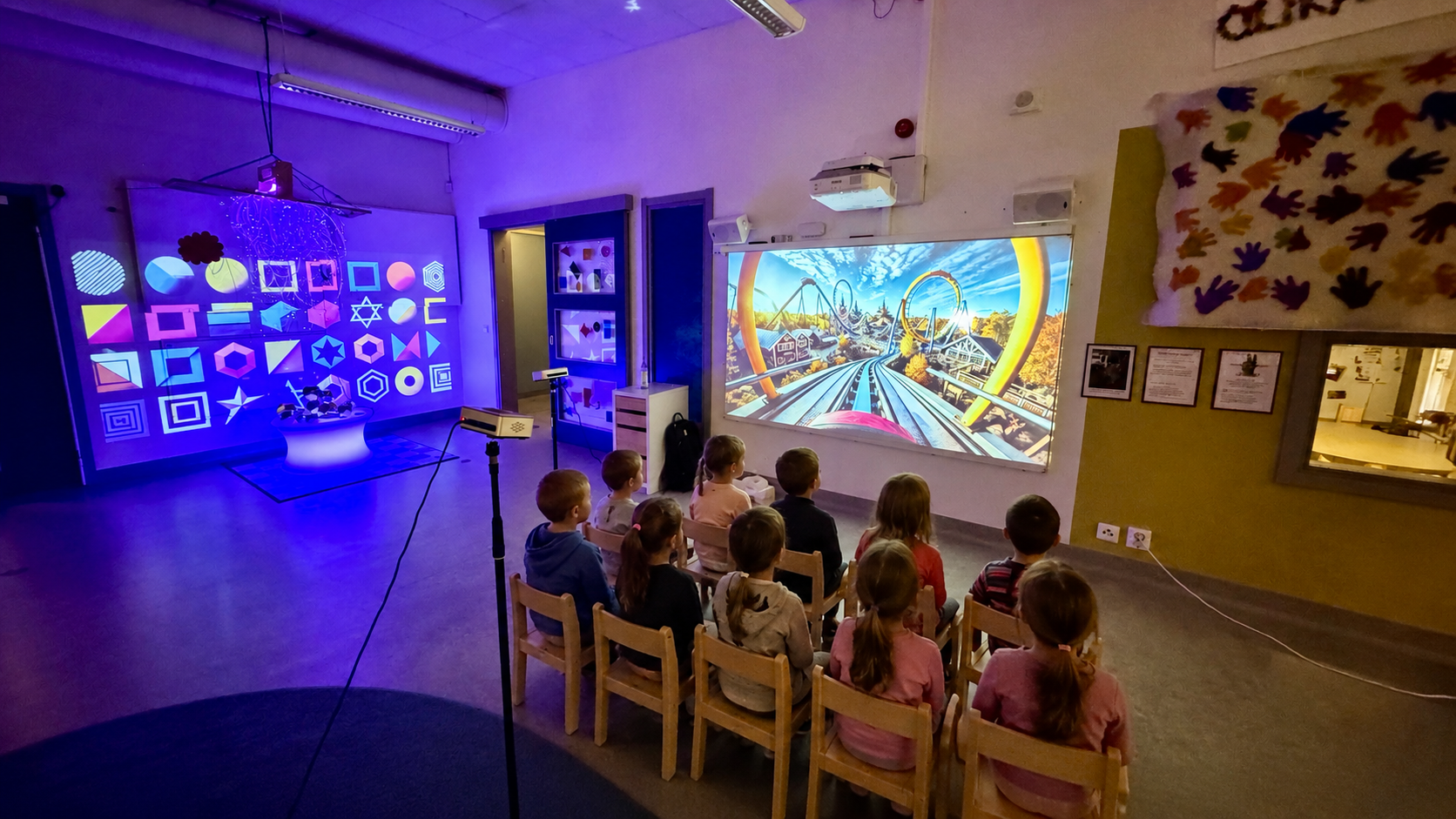 Förskolebarn upplever sensoriska projektioner i ett lila upplyst rum med PICZO Nova Ultra S