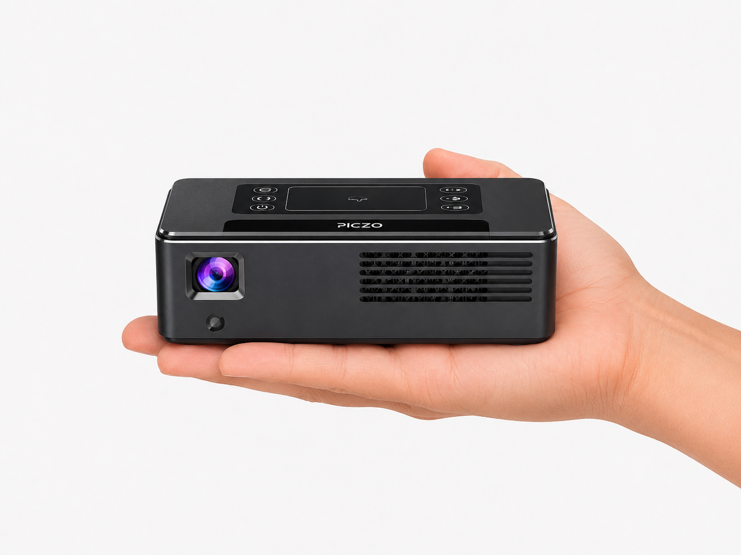 PICZO Nova Ultra S i en hand — ultraportabel projektor på 684 gram