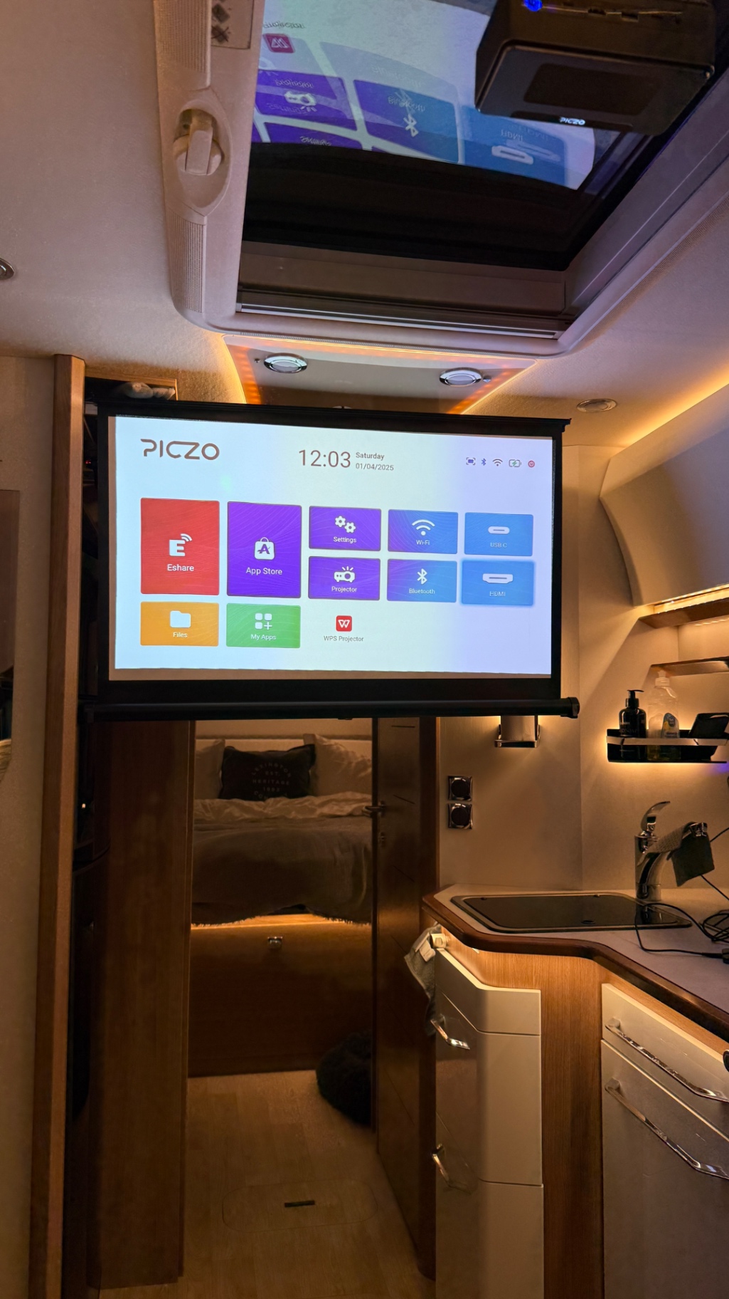 PICZO Nova Ultra S startskärm projicerad på duk i husbil