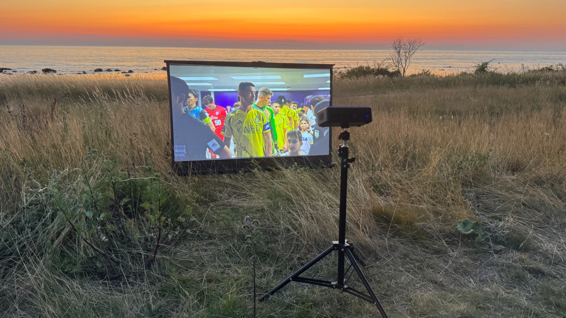 PICZO Nova Ultra S på stativ med duk vid havet i solnedgång