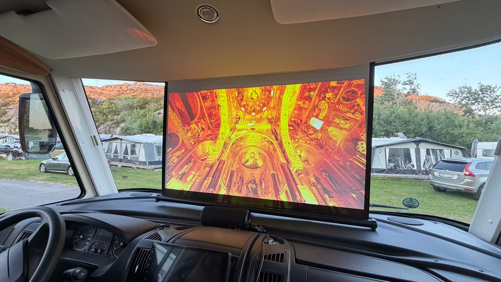 Portabel projektorduk uppsatt i husbilens förarhytt med skarp Full HD-bild