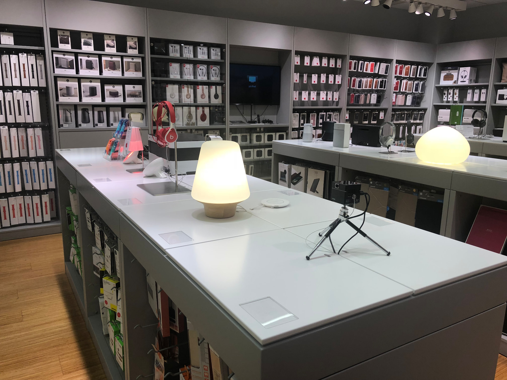 PICZO-projektor på stativ redo för demo i butik